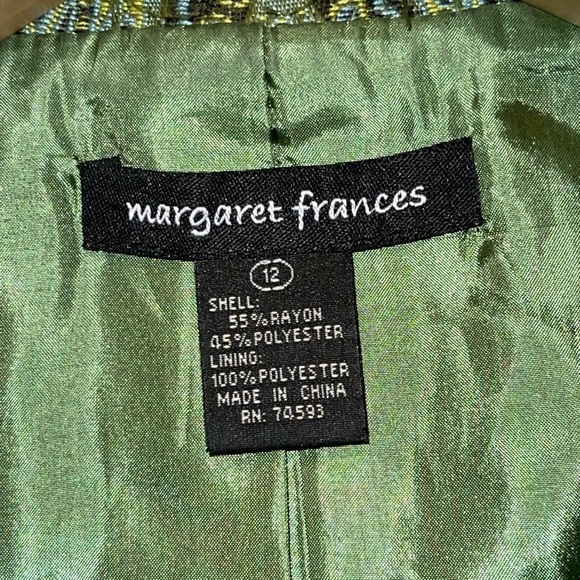 Fun waste length jacket with flair sleeves. - Picture 3 of 4